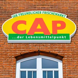 Einseitier in Form gebauter Leuchtkasten, Profil nach RAL lackiert, Beschriftung in Klebefolie