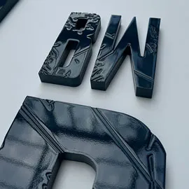 Einzelbuchstaben aus 19mm PVC, nach RAL lackiert - Oberfläche mit Gravur