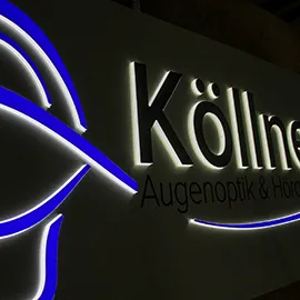 Leuchtkasten aus Dibond gekantet, Schriften ausgefräst und mit 10mm weißem Acryl durchsteckt - Fronten farbig foliert