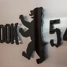 Einzelbuchstaben unbeleuchtet, aus 8mm Acryl, mit Abstand zur Wand montiert