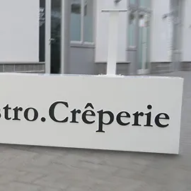 Leuchtkasten mit durchssteckten Buchstaben