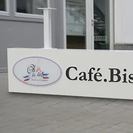 Leuchtkasten mit durchssteckten Buchstaben