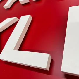PVC Buchstaben auf Abstand montiert