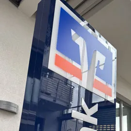 Sonderbaupylon innenliegende Konstruktion, nur die Schriften und das Logo leuchten