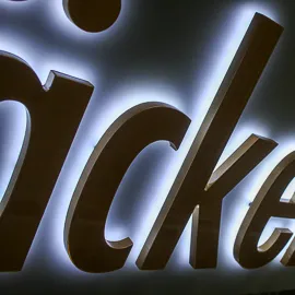 R&uuml;ckleuchtende LED Buchstaben - gold metallic lackiert