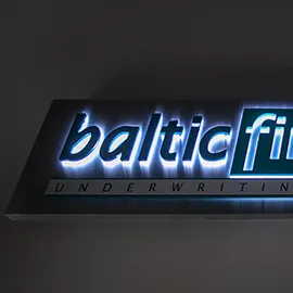 LED-R&uuml;ckstrahler auf gekanteter Dibondkassette - Oberfl&auml;che geb&uuml;rstet