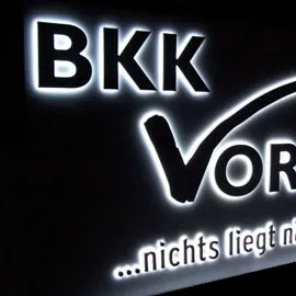 Einzelbuchstaben schwarz lackiert - Ausleuchtung durch LED Module