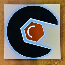 Logo als r&uuml;ckleuchtende Elemente, montiert auf Tr&auml;gerplatte