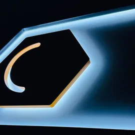 Logo als r&uuml;ckleuchtende Elemente, montiert auf Tr&auml;gerplatte
