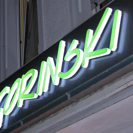 Frontleuchtende Buchstaben mit zus&auml;tzlicher R&uuml;ckleuchtwirkung