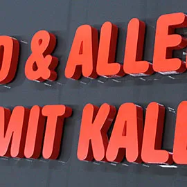 Einzelbuchstaben als Frontleuchter - Seiten rot lackiert, Front rot leuchtend
