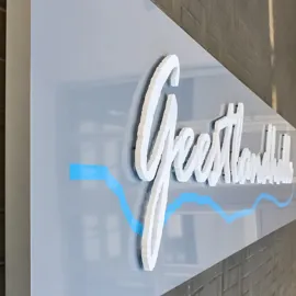 Werbeanlage aus gekantetem Dibond - Schriften als LED-Rürckstrahler