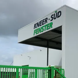Einzelbuchstaben aus 3mm Dibond inklusive Halterungen mit Abstand zur Wand.