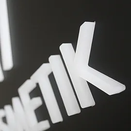 Dekupierter und durchsteckter Leuchtkasten, Buchstaben 10mm Acrylglas weiß