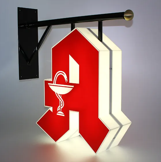 Apotheken A als zweiseitiges Nasenschild, Auslegerarm mit Messingkugel Ausleuchtung in LED